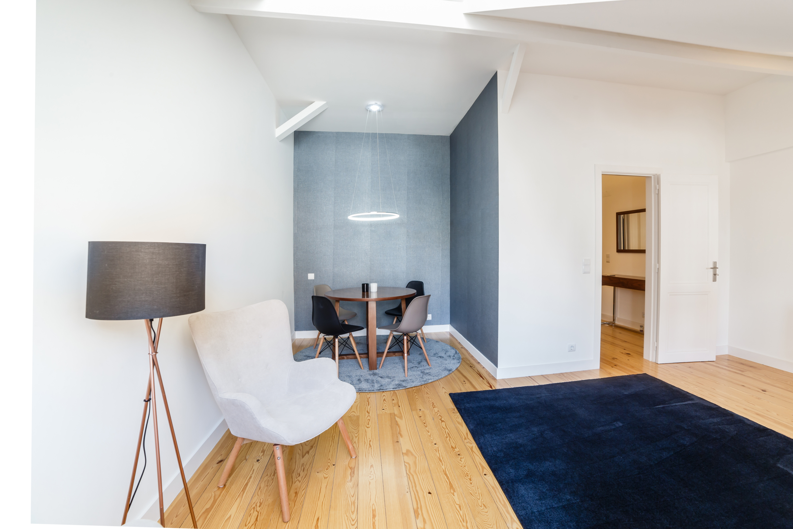 Modern apartment with white walls and light wooden floor دوبلكس واسع